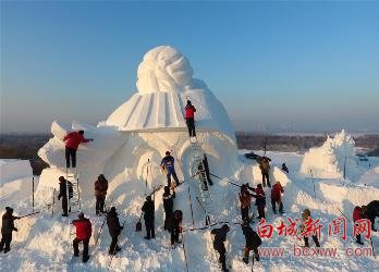 34米高雪人雕塑开雕